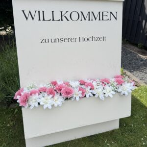 Willkommensschild mit Blumenkasten