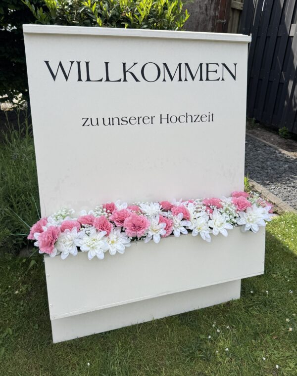 Willkommensschild mit Blumenkasten